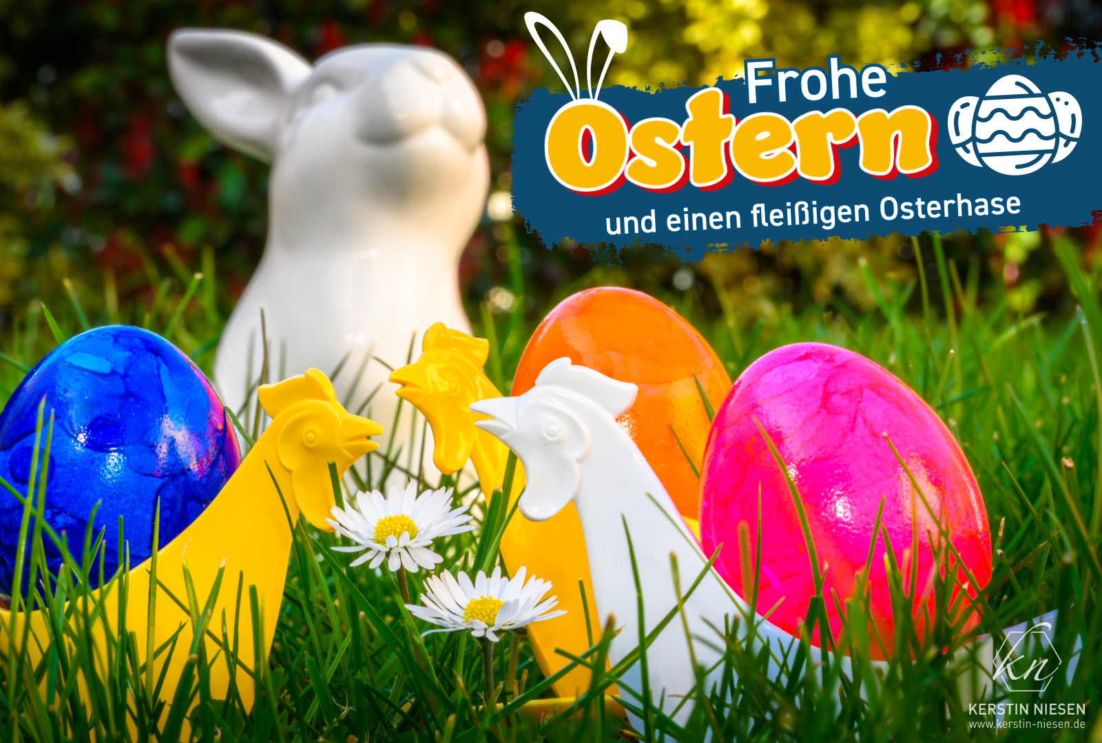 Frohe Ostern 2024 - Bild: Kerstin Niesen Keramikhase mit Eierbechern und Eiern im Gras.